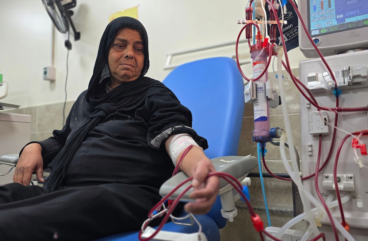 المسنّة عطاف جندية، تتلقى العلاج في مستشفى ناصر بمدينة خان يونس، بعد إصابتها بفشل كلوي ،في ظل النقص الحاد في الأدوية والمستلزمات الطبية والحالة الحرجة التي تعاني منها مستشفيات قطاع غزة،1 يناير/كانون الثاني 2026. تصوير: طارق محمد