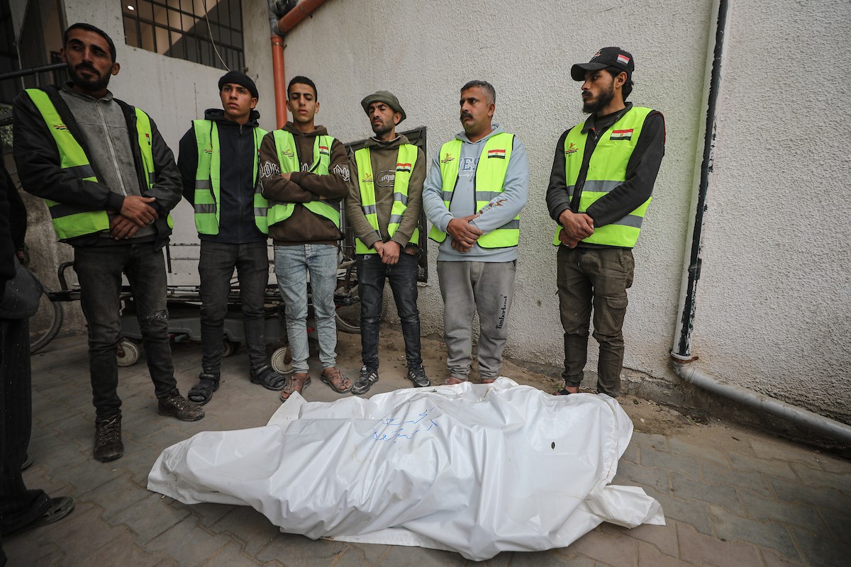 نُقل جثمانا صحفيين من مستشفى الشفاء في غزة إلى جنوب القطاع ليودعهما أهلهما. وقد قُتلا في هجوم إسرائيلي استهدف سيارة تابعة للجنة المصرية أثناء عملهما في منطقة الزهراء بوسط قطاع غزة. 21 يناير/كانون الثاني 2026. صورة: عمر أشتوي