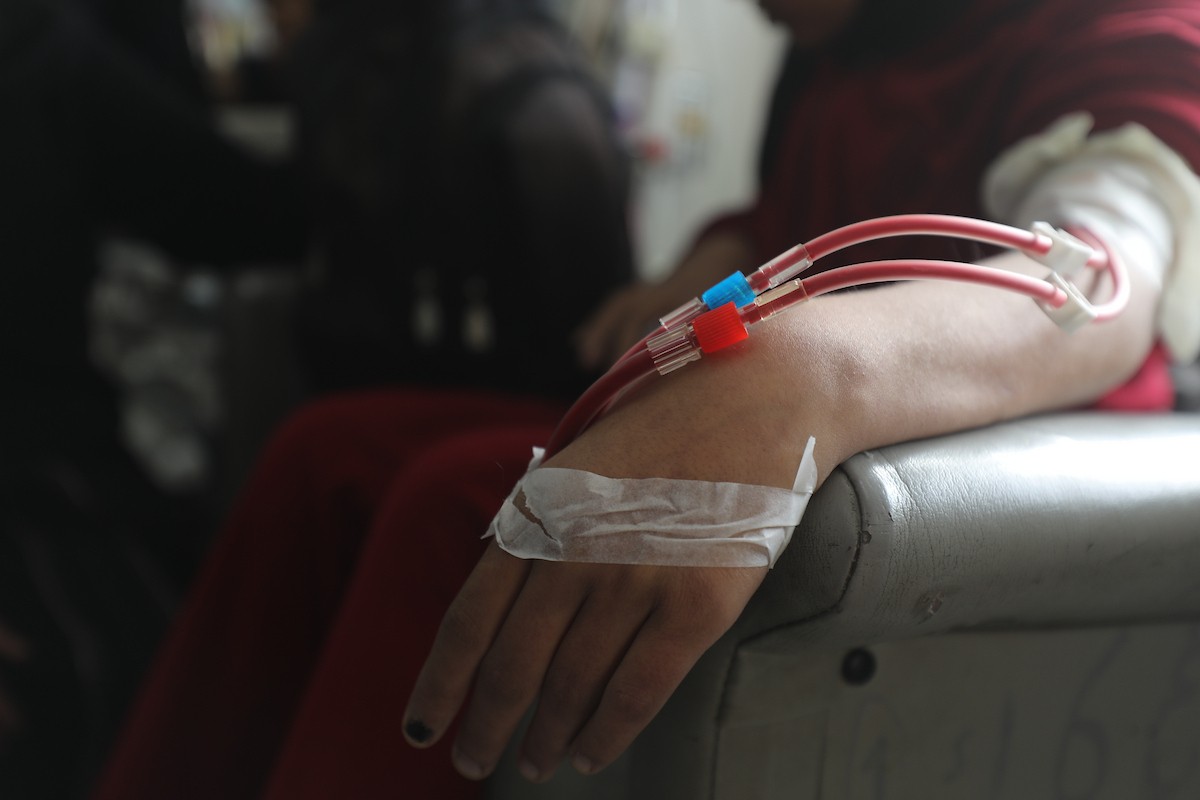 الفلسطينية صابرين الدعمة تنتظر فتح معبر رفح لتتبرع بكليتها لابنتها المريضة آلاء الدمعة، في ظل انهيار القطاع الصحي ونقص الأجهزة والعلاج بسبب الحرب. مستشفى الشفاء بمدينة غزة، 29 يناير/كانون الثاني 2026. صورة: عمر أشتوي