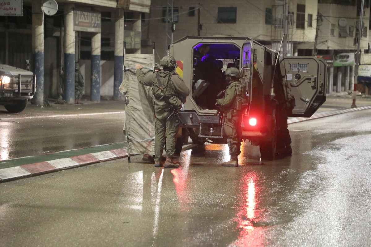 اقتحمت آليات عسكرية إسرائيلية المنطقة الشرقية من مدينة نابلس فجر اليوم، 29 يناير/كانون الثاني 2026، لتأمين دخول المستوطنين الإسرائيليين إلى قبر يوسف في مدينة نابلس بالضفة الغربية. (صورة: محمد ناصر/apaimages)