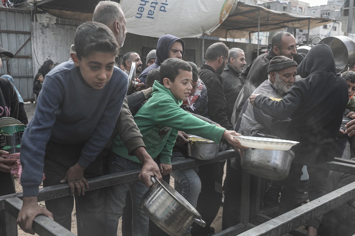 تجمع فلسطينيون نازحون داخلياً في مطبخ خيري لتلقي حصص غذائية محدودة وسط نقص حاد في الغذاء، في مخيم النصيرات للاجئين وسط قطاع غزة، 21 يناير/كانون الثاني 2026. صورة: معز صالحي