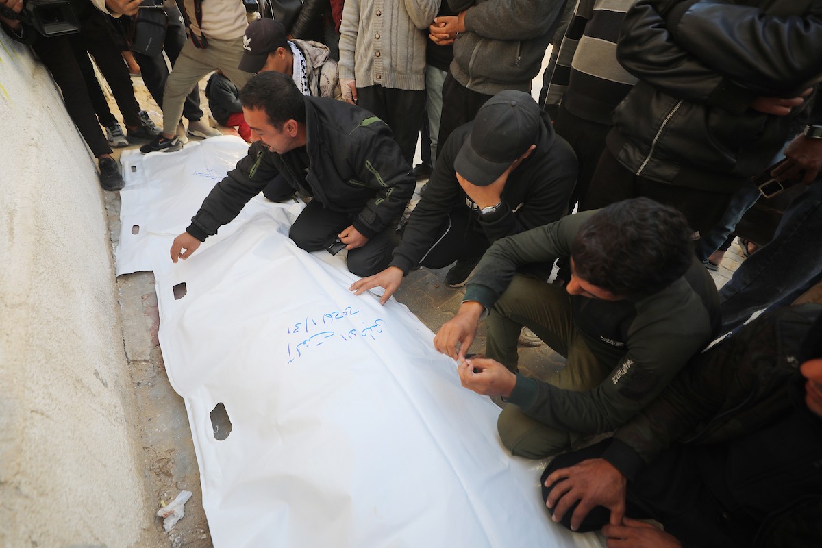 تُنقل جثث الضحايا إلى مستشفى الشفاء بعد هجوم إسرائيلي على مركز شرطة الشيخ رضوان، رغم وقف إطلاق النار في مدينة غزة، بتاريخ 31 يناير/كانون الثاني 2026. وألحق الهجوم على حي الشيخ رضوان غرب مدينة غزة أضرارًا جسيمة بالمباني والمركبات المجاورة. (صورة: عمر أشتوي)