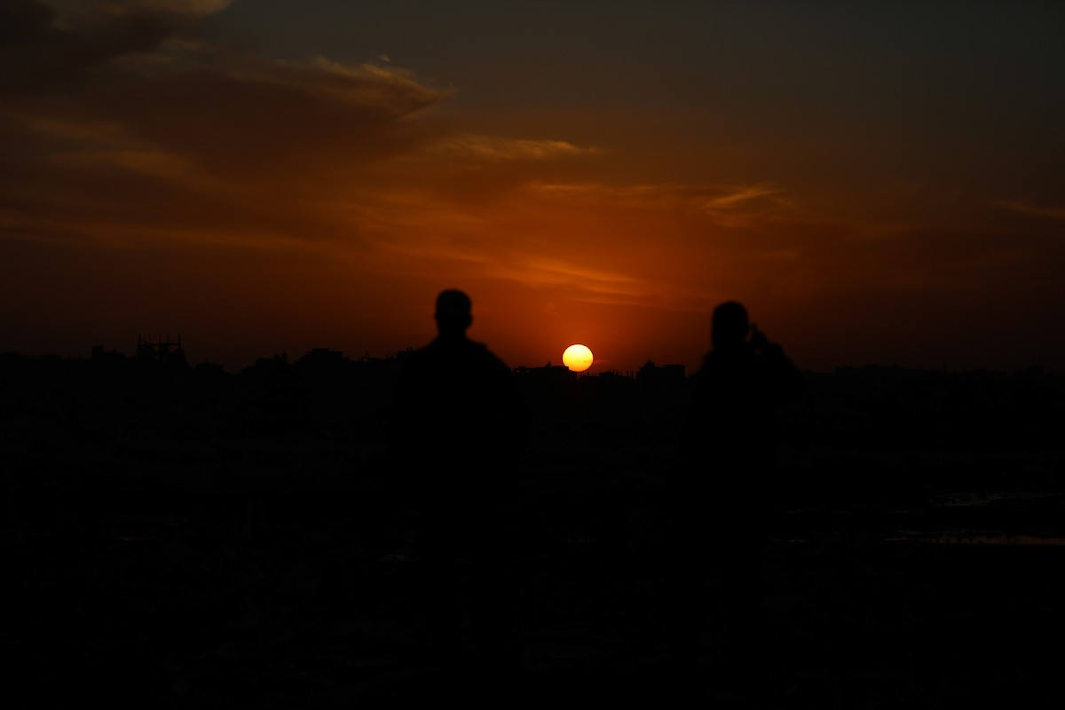 يمارس الفلسطينيون النازحون حياتهم اليومية في مخيم النصيرات بوسط قطاع غزة، في آخر يوم من عام 2025، في 31 ديسمبر/كانون الأول 2025، وسط ظروف إنسانية صعبة فرضها استمرار النزوح ونقص الاحتياجات الأساسية. صورة: رمزي أبو عامر