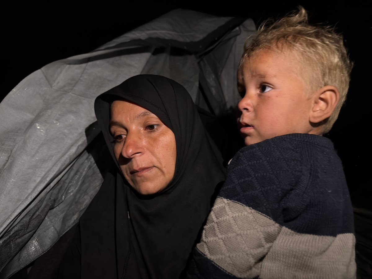 يُكافح الفلسطينيون النازحون، الذين يعيشون في خيام مؤقتة، من أجل البقاء في ظل ظروف قاسية ومعاناة متفاقمة، حيث اقتلعت الأمطار الغزيرة والعواصف العديد من خيامهم وأغرقتها في مدينة خان يونس جنوب قطاع غزة. 9 يناير/كانون الثاني 2026. صورة: محمد سلامة