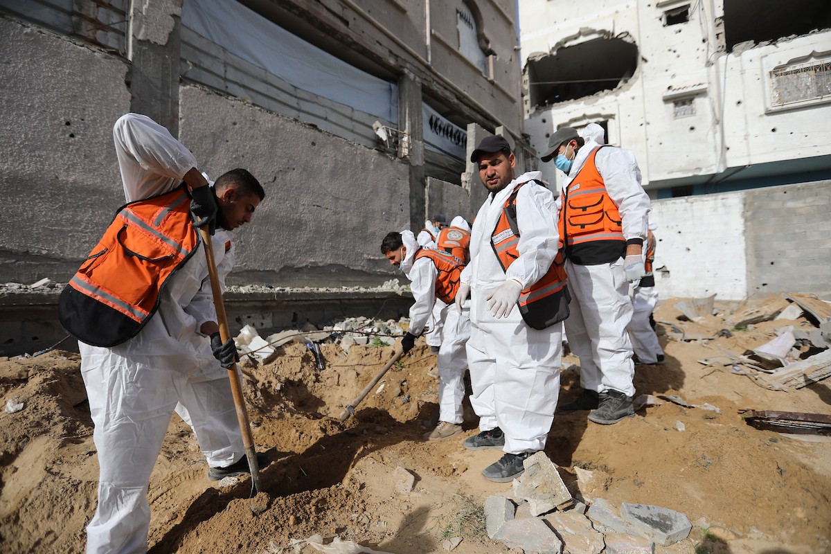 استخراج رفات 50 شهيدا دفنت خلال حرب الإبادة على قطاع غزة، من مقبرة مؤقتة في ساحات مسجد صلاح الدين بحي الزيتون، لنقلها إلى مقبرة دائمة في مدينة غزة، 25 يناير/كانون الثاني 2026. صورة: عمر أشتوي