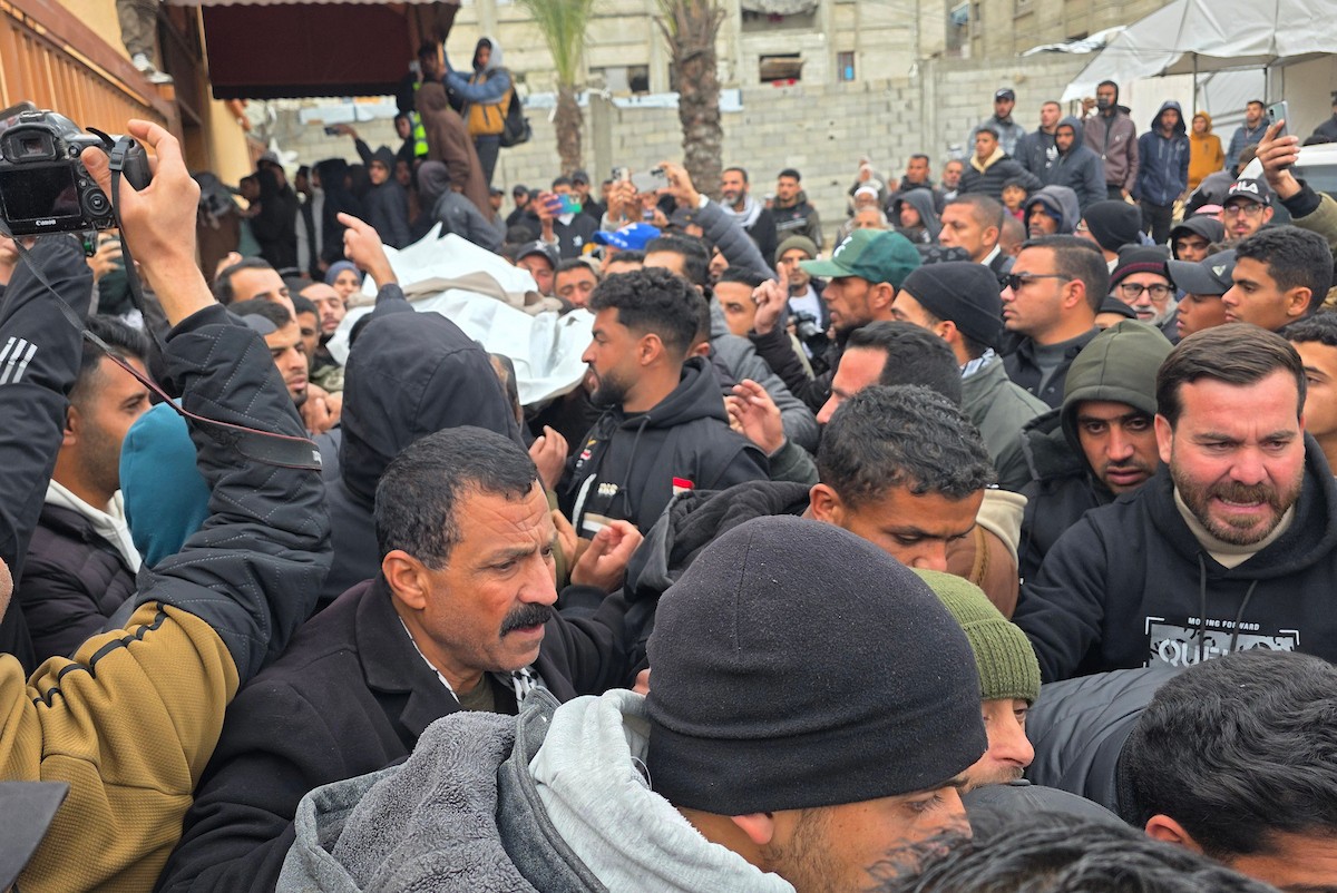 موكب جنازة ثلاثة صحفيين في مستشفى ناصر بخان يونس. وكان الصحفيون قد استشهدوا أمس عندما استهدف الجيش الإسرائيلي سيارة تابعة للجنة المصرية أثناء عملهم في منطقة الزهراء وسط قطاع غزة، 22 يناير/كانون الثاني 2026 (صورة: طارق محمد)