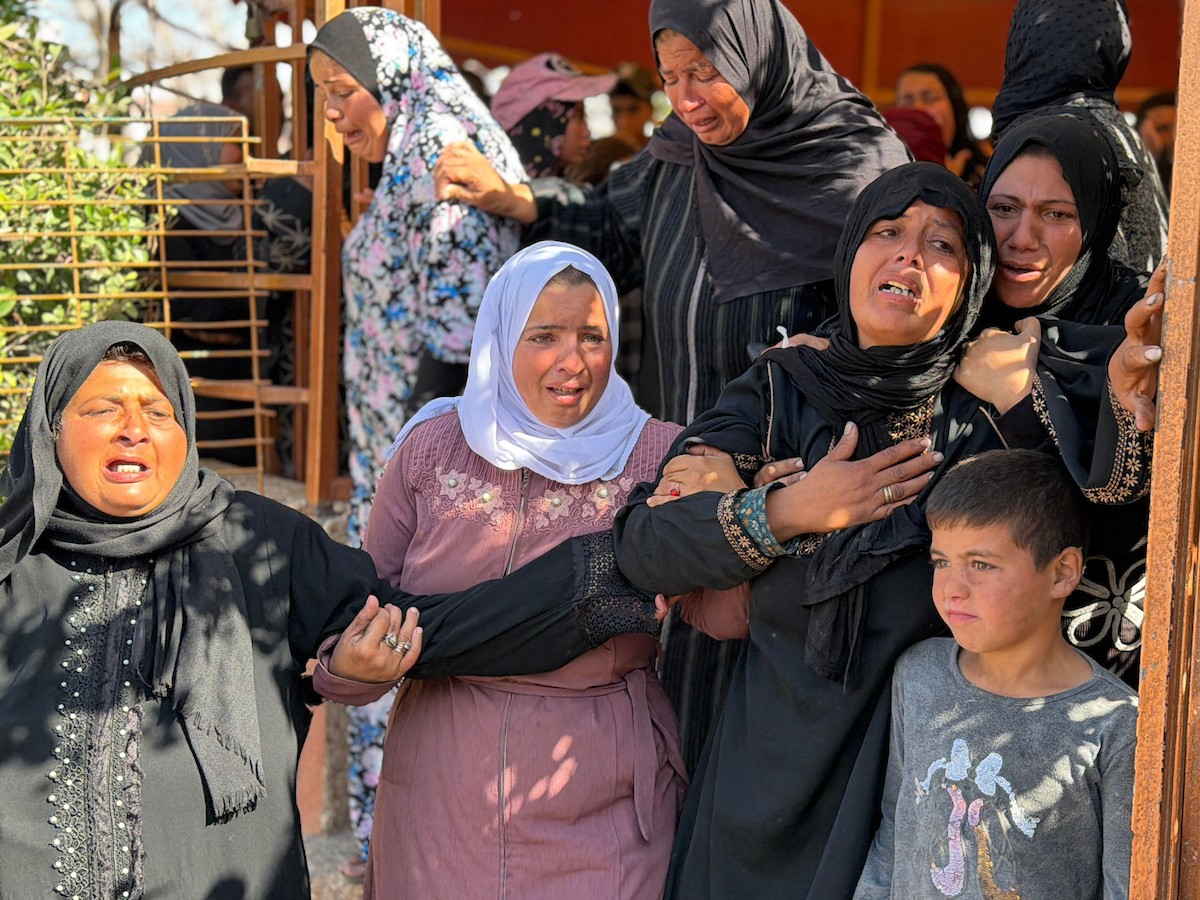 فلسطينيون يودعون جثمان أحمد بربخ، 32 عاماً، في مجمع ناصر الطبي بخان يونس، بعد أن استشهد برصاص القوات الإسرائيلية في وسط خان يونس، جنوب قطاع غزة. 29 يناير/كانون الثاني 2026. تصوير: محمد سلامة / (APA Images)