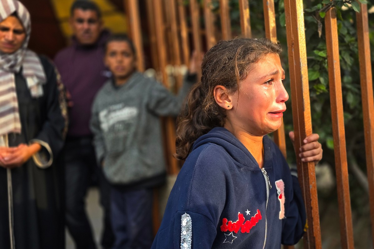 وصلت أربع جثث، من بينها جثتا طفلين، إلى مستشفى ناصر في خان يونس بعد أن استهدفت طائرات حربية إسرائيلية خيمة تؤوي نازحين شمال خان يونس في جنوب قطاع غزة. 8 يناير/كانون الثاني 2026. (صورة: طارق محمد)