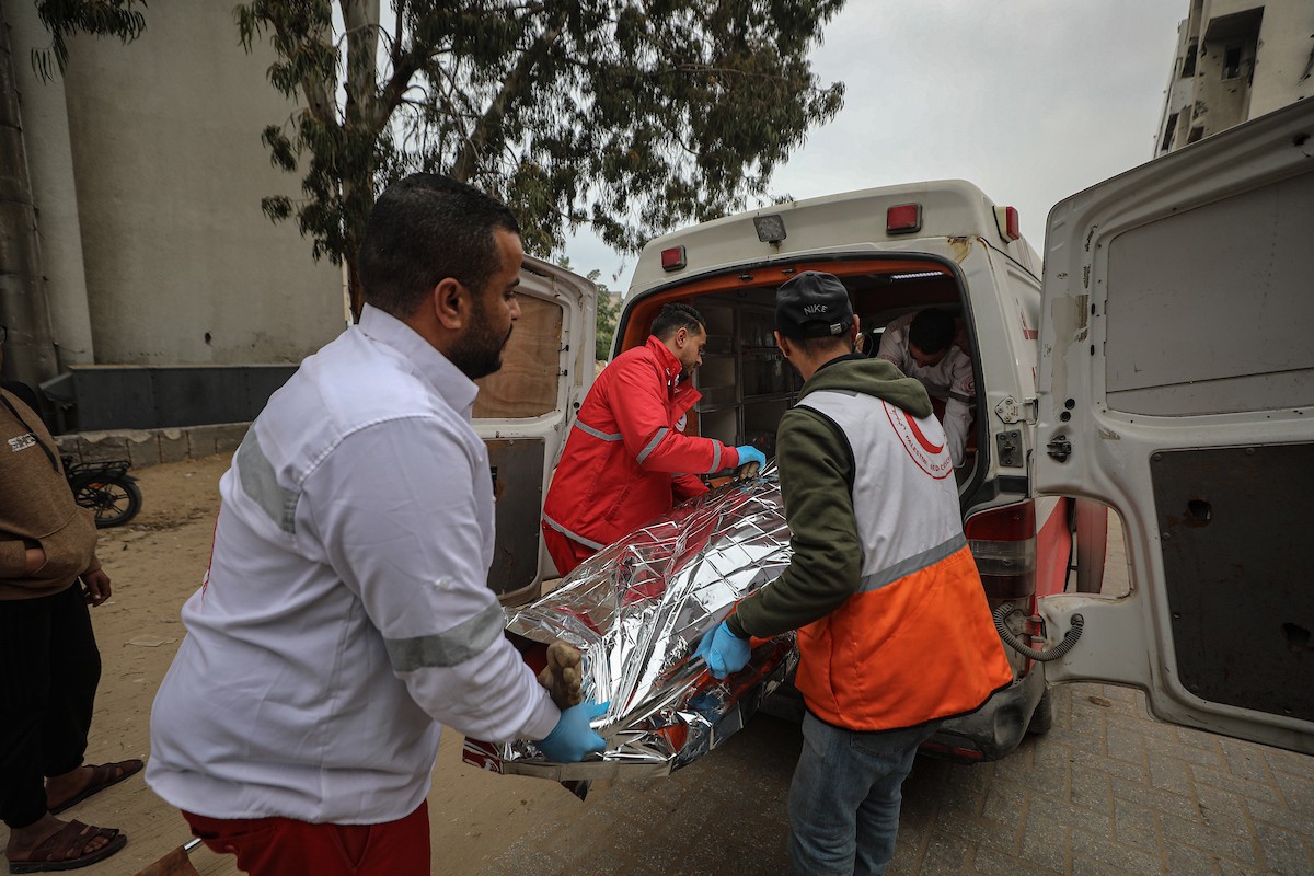 وصلت جثامين أربعة مواطنين إلى مستشفى الشفاء. قُتلوا في هجوم إسرائيلي استهدف مجموعة من المدنيين جنوب حي الزيتون في مدينة غزة. 22 يناير/كانون الثاني 2026 . صورة: عمر أشتوي