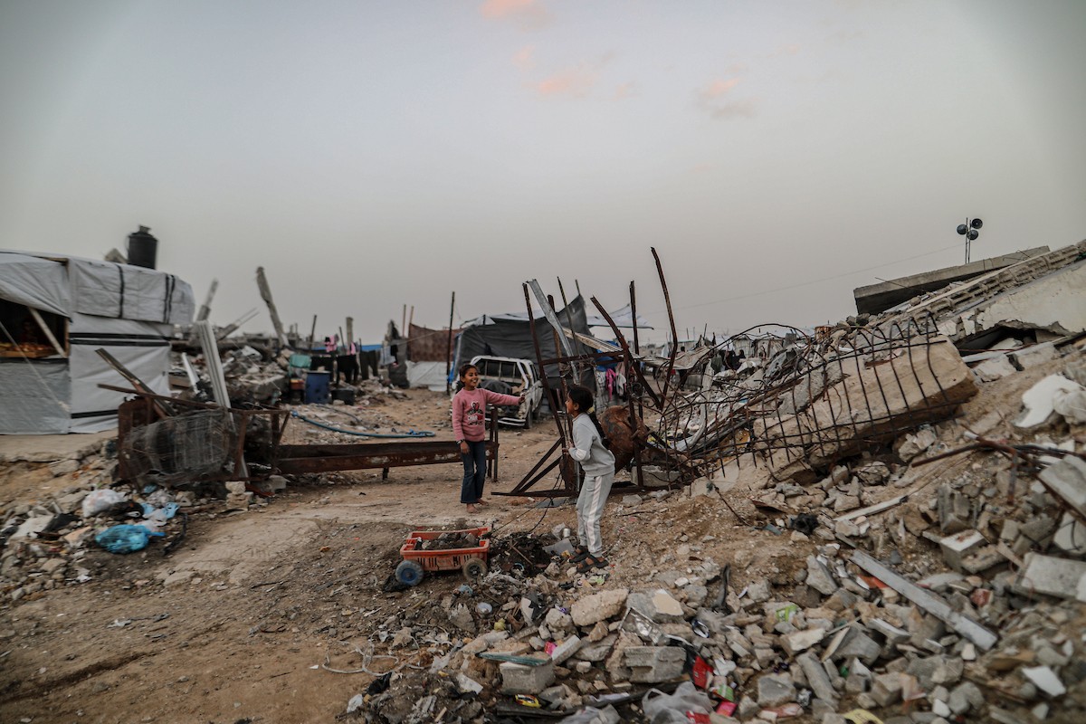 يُكافح الفلسطينيون النازحون لمواصلة حياتهم اليومية وسط الأنقاض التي خلّفتها الهجمات الإسرائيلية في جباليا، شمال قطاع غزة، في 12 يناير/كانون الثاني 2026. صورة: عمر أشتوي