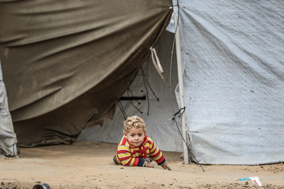 يتفقد فلسطينيون نازحون خيامهم بعد أن تضررت بشدة جراء عاصفة هوائية قوية ضربت مخيمًا للنازحين وسط قطاع غزة. 22 يناير/كانون الثاني 2026. تصوير: رمزي أبو عامر