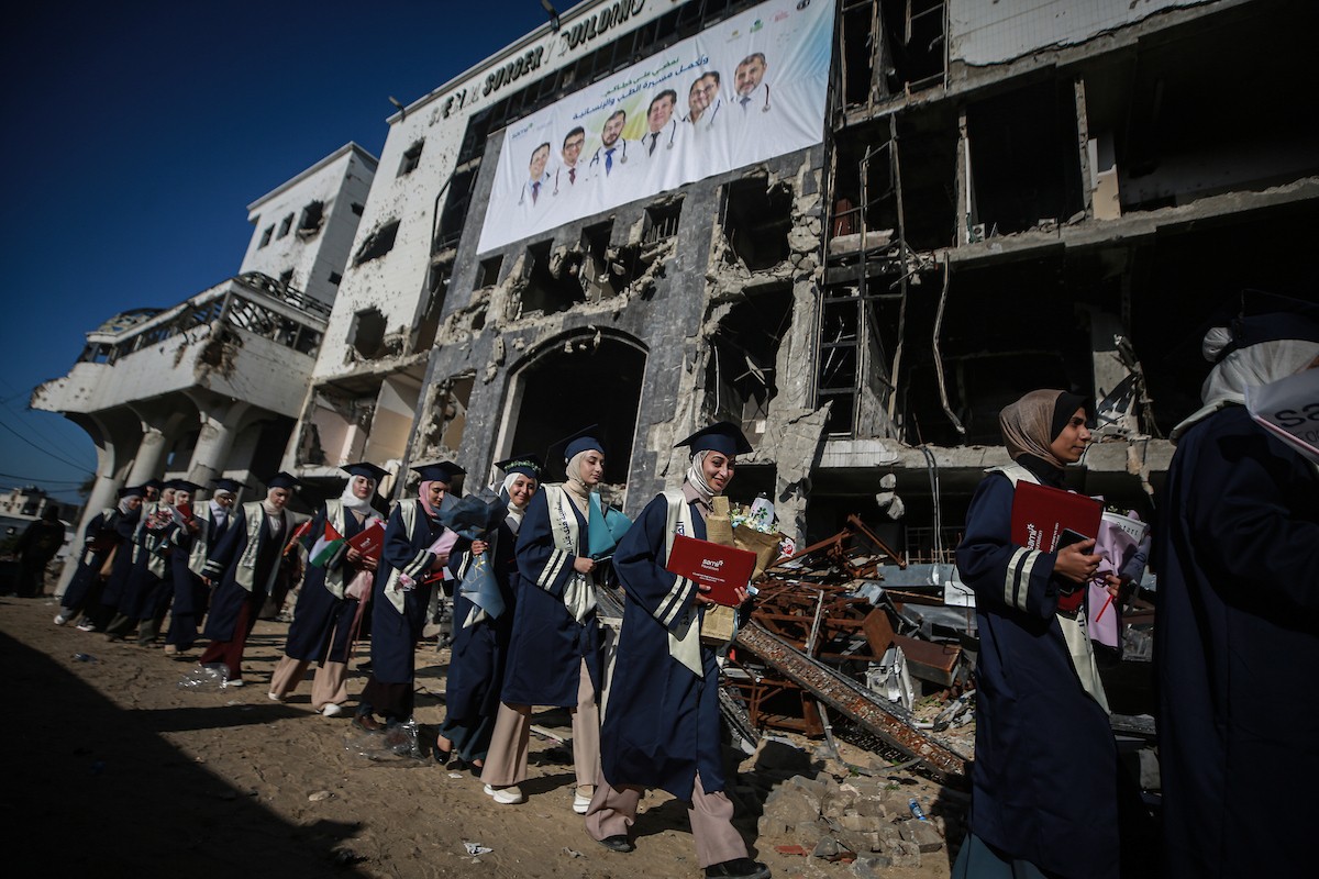 حفل تخرج لـ ٢٣٠ طالبًا وطالبةً في كلية الطب بمجمع الشفاء الطبي (مستشفى الشفاء)، الذي تضرر بشدة جراء الهجمات العسكرية الإسرائيلية على مدينة غزة في ٣ يناير/كانون الثاني ٢٠٢٦. صورة: عمر أشتوي
