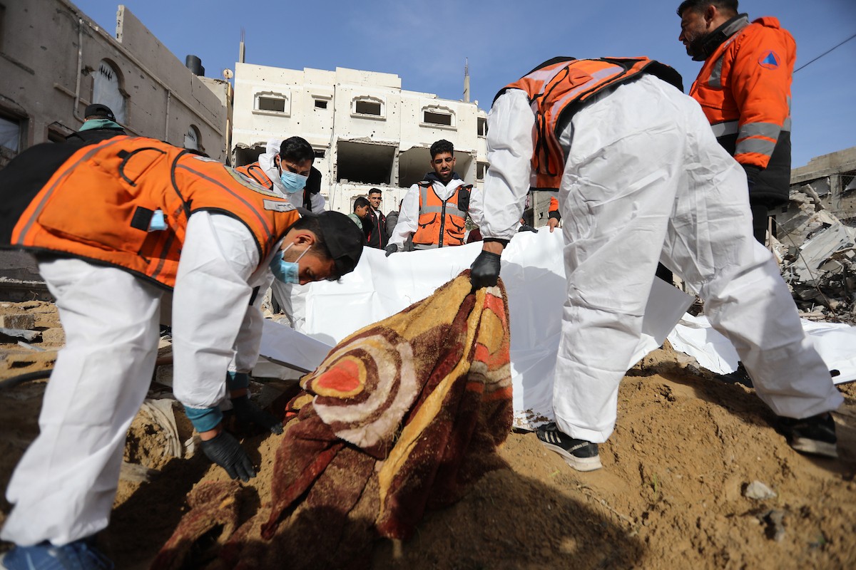 استخراج رفات 50 شهيدا دفنت خلال حرب الإبادة على قطاع غزة، من مقبرة مؤقتة في ساحات مسجد صلاح الدين بحي الزيتون، لنقلها إلى مقبرة دائمة في مدينة غزة، 25 يناير/كانون الثاني 2026. صورة: عمر أشتوي