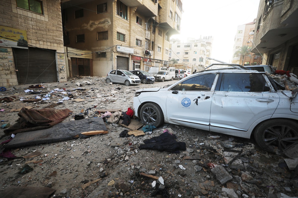 فلسطينيون يمرون أمام مبنى سكني تضرر جراء غارة عسكرية إسرائيلية أسفرت عن سقوط عدد من الضحايا في مدينة غزة، السبت 31 يناير/كانون الثاني 2026. صورة: عمر أشتوي