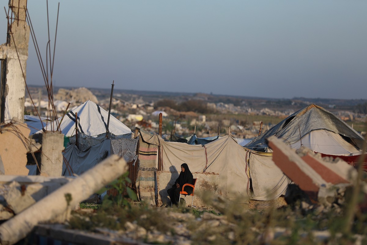 يمارس الفلسطينيون النازحون حياتهم اليومية في مخيم النصيرات بوسط قطاع غزة، في آخر يوم من عام 2025، في 31 ديسمبر/كانون الأول 2025، وسط ظروف إنسانية صعبة فرضها استمرار النزوح ونقص الاحتياجات الأساسية. صورة: رمزي أبو عامر
