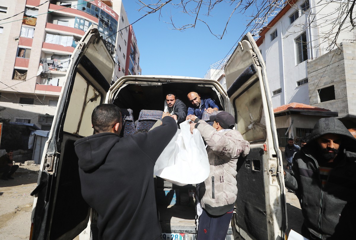 تُنقل جثث الضحايا إلى مستشفى الشفاء بعد هجوم إسرائيلي على مركز شرطة الشيخ رضوان، رغم وقف إطلاق النار في مدينة غزة، بتاريخ 31 يناير/كانون الثاني 2026. وألحق الهجوم على حي الشيخ رضوان غرب مدينة غزة أضرارًا جسيمة بالمباني والمركبات المجاورة. (صورة: عمر أشتوي)
