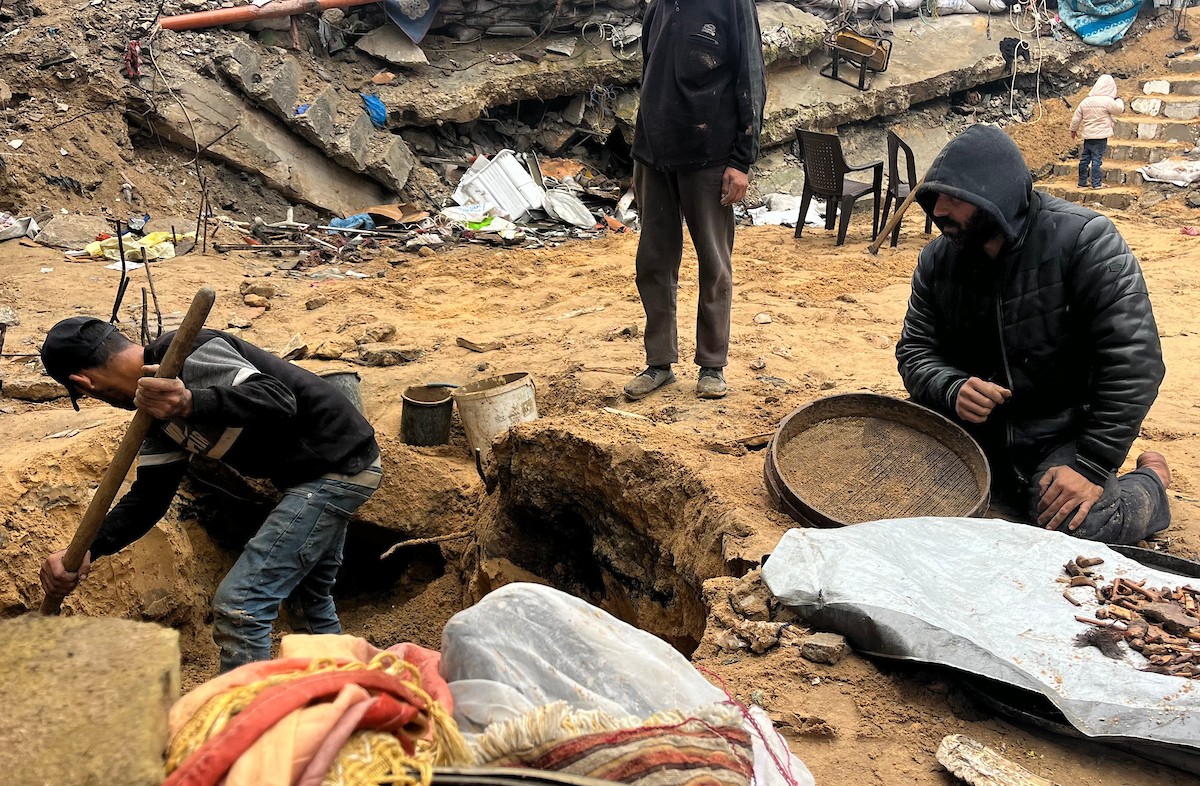 على مدى 160 يومًا، استخدم الفلسطيني اسماعيل ابو حماد، البالغ من العمر 45 عامًا، مجرفة وفأسًا ومنخلًا في محاولة للعثور على رفات عائلته بعد أن فقد زوجته وأطفاله الستة في هجوم إسرائيلي على حي الصبرة بمدينة غزة ، 19 يناير/كانون الثاني 2026. (صورة: مطر الزاق)
