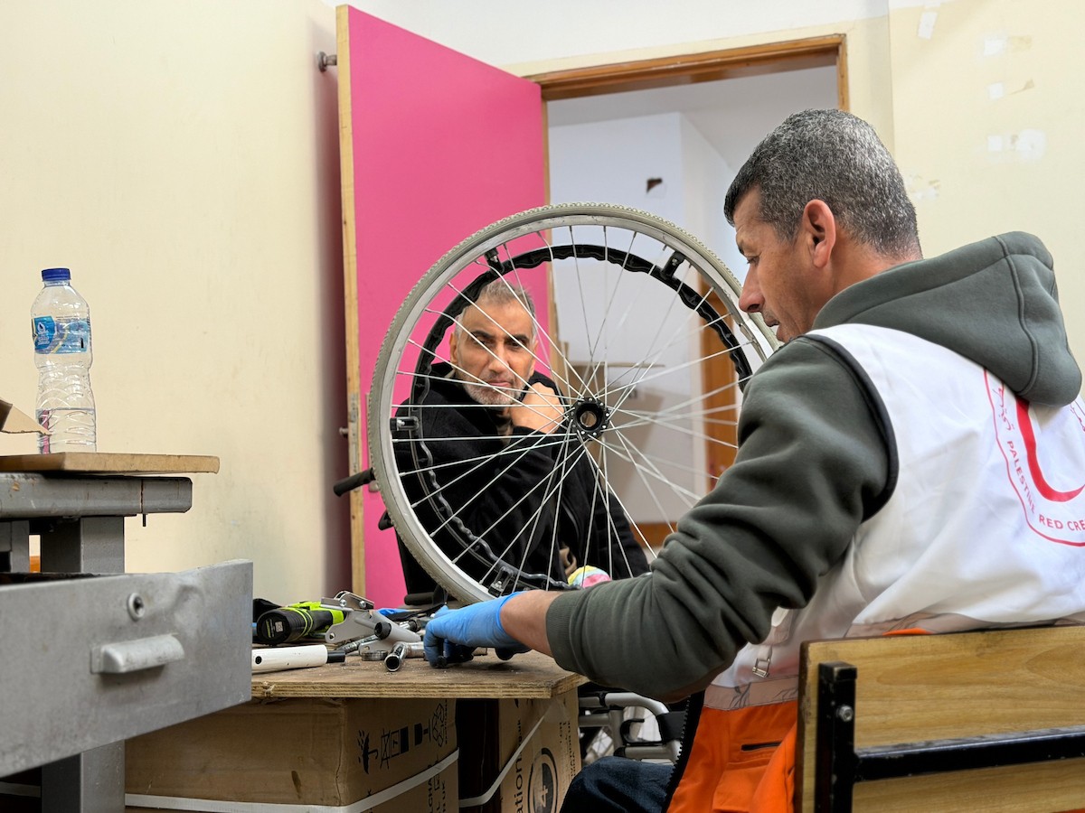 الفلسطيني رمزي الفجم يصلح كراسي متحركة لجرحى قطاع غزة متحديا إعاقته الشخصية ونقص المعدات الطبية ، خان يونس، جنوب قطاع غزة، 20 يناير/كانون الثاني 2026 تصوير: محمد سلامة / وكالة الأنباء الفلسطينية (APA Images)