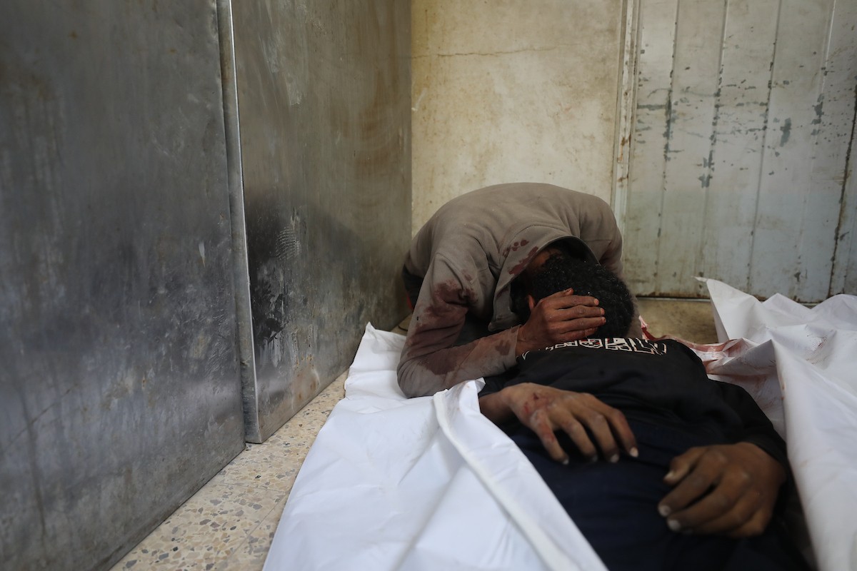 حضر أقارب شاب فلسطيني، قُتل بنيران الجيش الإسرائيلي، مراسم الدفن التي أقيمت في مستشفى الشفاء بمدينة غزة، في 24 يناير/كانون الثاني 2026. (صورة: عمر أشتوي)