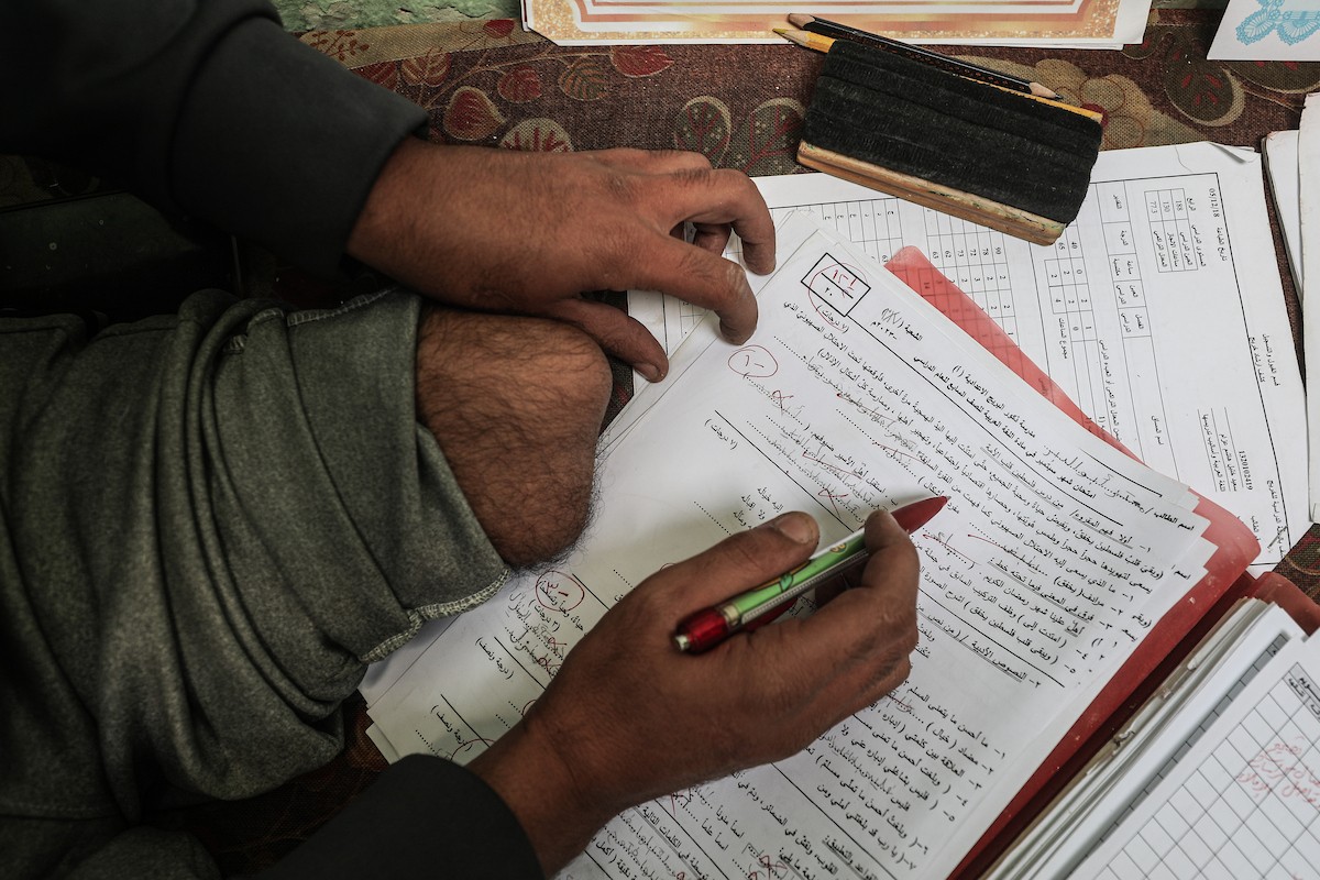  المعلّم سعيد خليل عزم (33 عامًا) أُصيب بجروح بالغة أدّت إلى بتر قدميه، جراء قصف إسرائيلي خلال الحرب على غزة، في مخيم البريج وسط القطاع،  يناير/كانون الثاني 2026. تصوير: معز صالحي