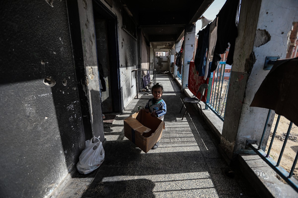 عائلات فلسطينية نزحت جراء الهجمات الإسرائيلية منذ 7 أكتوبر/تشرين الأول 2023، تأوي إلى مدرسة تابعة لوكالة الأونروا في حي تل الهوى بمدينة غزة. 26 يناير/كانون الثاني 2026، بعدسة عمر أشتوي