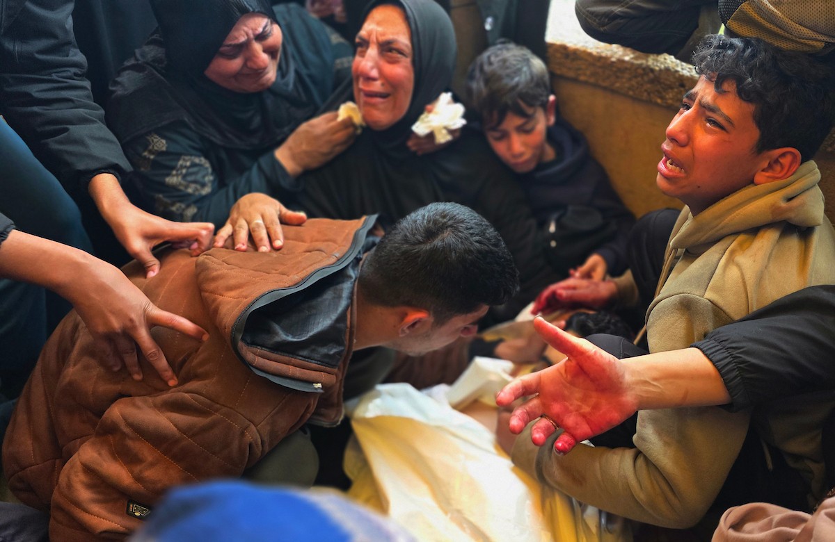 ودّع فلسطينيون فراس أحمد أبو شنب وأحمد حسام نعيم، اللذين استشهدا بنيران الجيش الإسرائيلي في خان يونس، جنوب قطاع غزة. 2 يناير/كانون الثاني 2026. صورة: طارق محمد