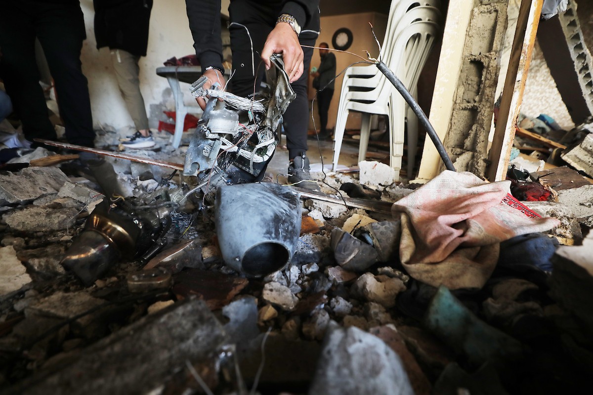 فلسطينيون يمرون أمام مبنى سكني تضرر جراء غارة عسكرية إسرائيلية أسفرت عن سقوط عدد من الضحايا في مدينة غزة، السبت 31 يناير/كانون الثاني 2026. صورة: عمر أشتوي