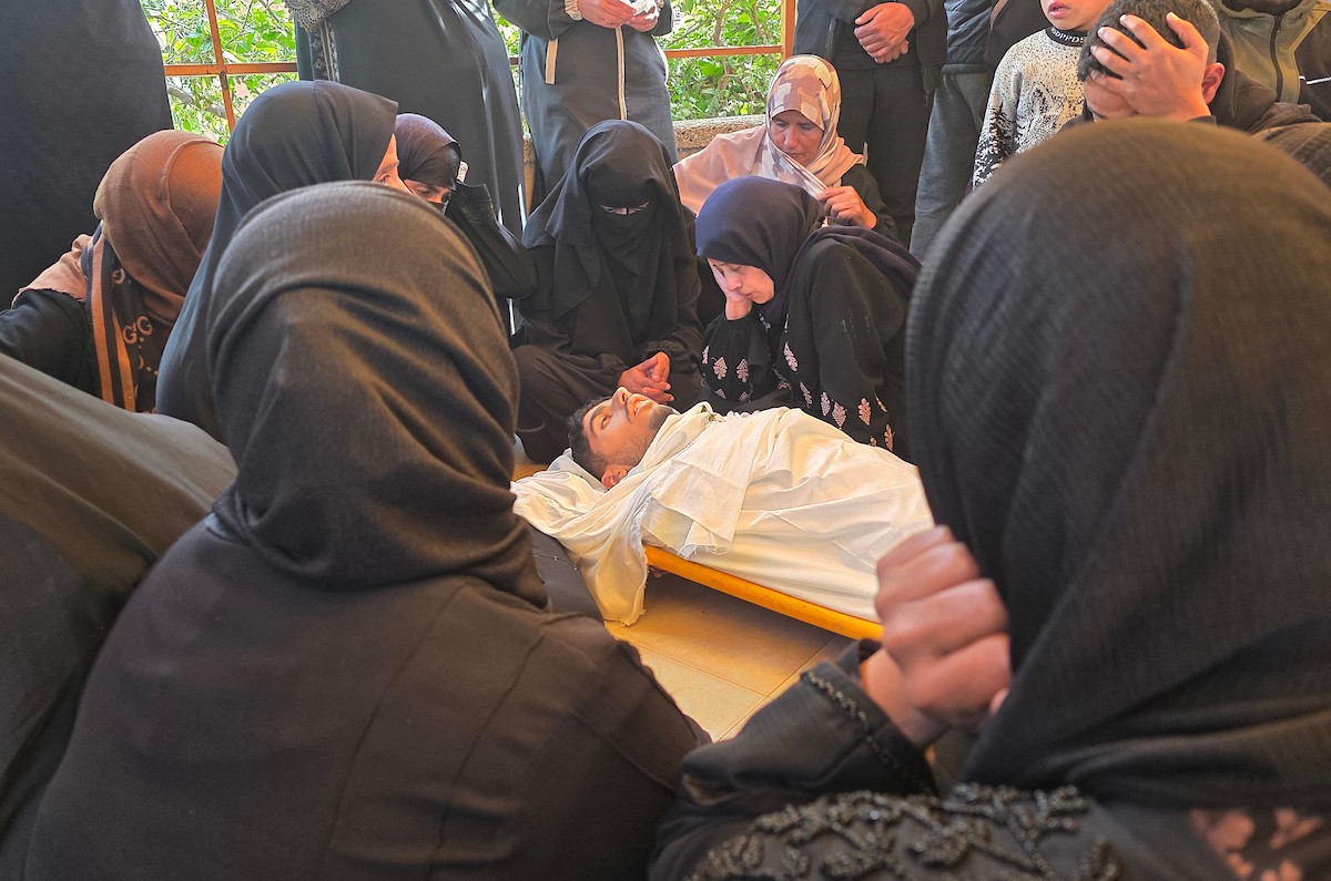 فلسطينيون يودعون جثمان الشاب محمد أسامة عمران، البالغ من العمر 19 عامًا، في مجمع ناصر الطبي بخان يونس، بعد أن استشهد برصاص القوات الإسرائيلية في وسط خان يونس، جنوب قطاع غزة. 29 يناير/كانون الثاني 2026. تصوير: طارق محمد (APA Images)