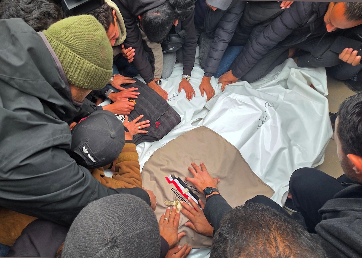 موكب جنازة ثلاثة صحفيين في مستشفى ناصر بخان يونس. وكان الصحفيون قد استشهدوا أمس عندما استهدف الجيش الإسرائيلي سيارة تابعة للجنة المصرية أثناء عملهم في منطقة الزهراء وسط قطاع غزة، 22 يناير/كانون الثاني 2026 (صورة: طارق محمد)