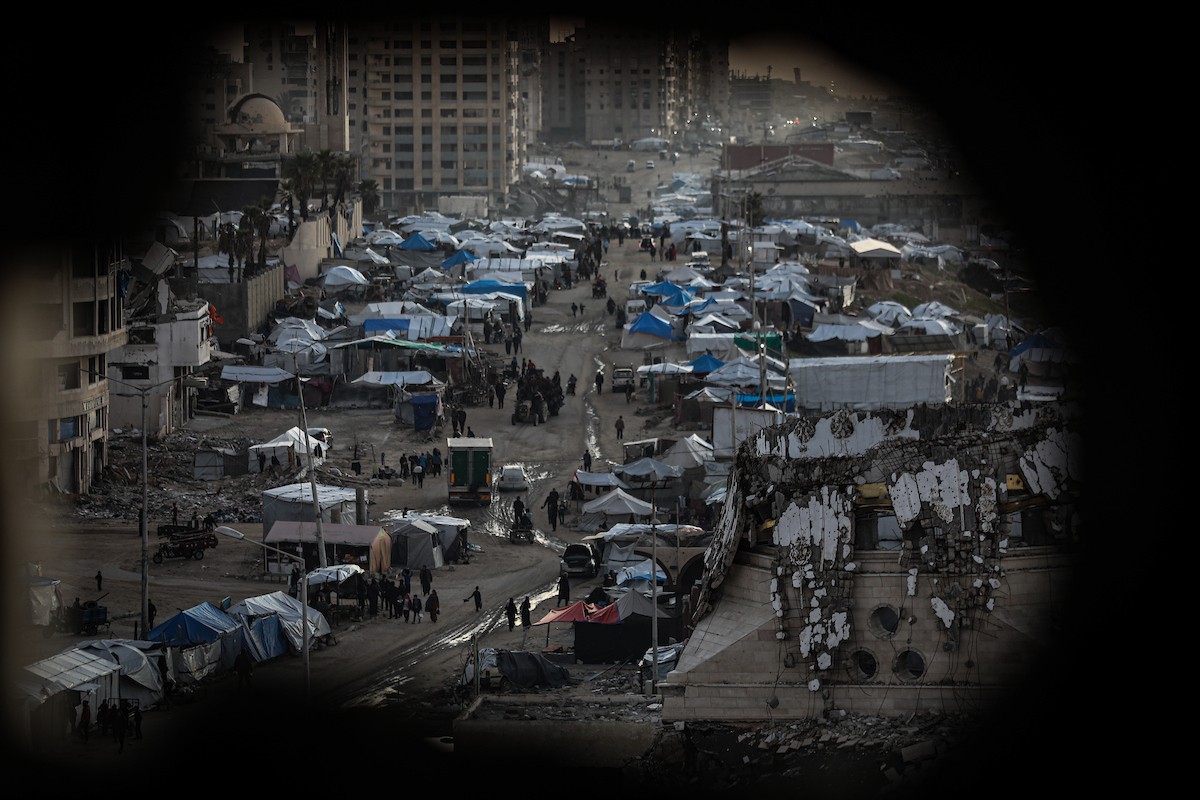 مشاهد عامة لخيام النازحين على شاطئ مدينة غزة. يعاني النازحون معاناة مضاعفة من ويلات النزاع وقسوة الأحوال الجوية، إذ لا توفر الخيام أي حماية من برد الشتاء القارس والأمطار الغزيرة، 3 يناير/كانون الثاني 2026. تصوير: عمر أشتوي