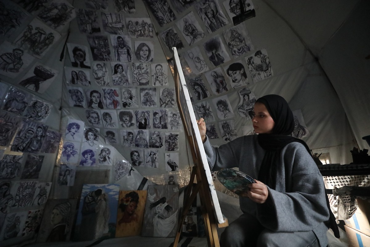 الفلسطينية مرَح خالد الزعانين (18 عاما) تحول خيمة نزوحها في مدينة غزة إلى معرض فني، 28 يناير/كانون الثاني 2026. تصوير: عمر أشتوي