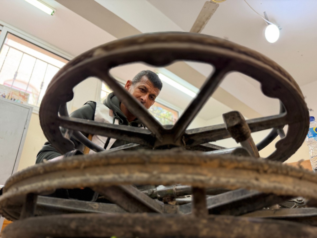 الفلسطيني رمزي الفجم يصلح كراسي متحركة لجرحى قطاع غزة متحديا إعاقته الشخصية ونقص المعدات الطبية ، خان يونس، جنوب قطاع غزة، 20 يناير/كانون الثاني 2026 تصوير: محمد سلامة / وكالة الأنباء الفلسطينية (APA Images)