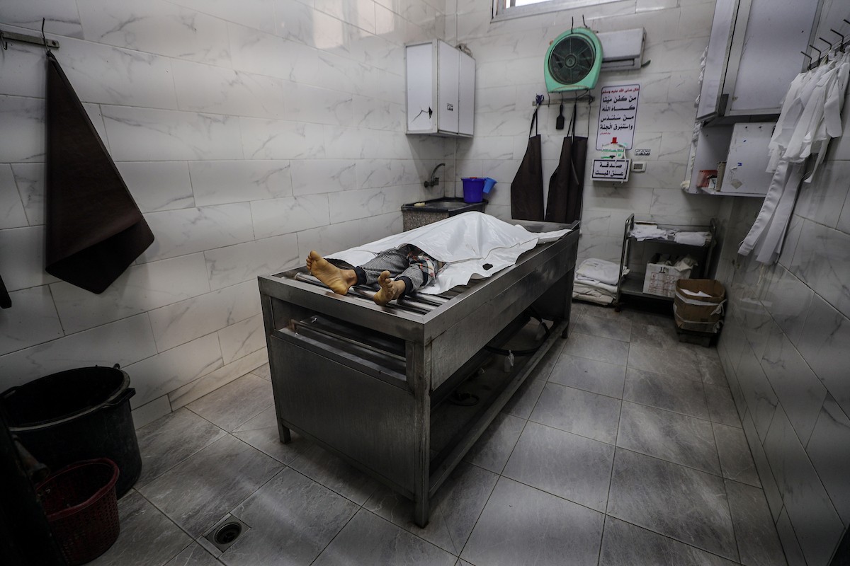 نُقل جثمان الطفلة الفلسطينية همسة حوسو، البالغة من العمر 12 عامًا، والتي قُتلت بنيران إسرائيلية في جباليا، إلى مستشفى الشفاء في مدينة غزة يوم الخميس 8 يناير/كانون الثاني 2026. (صورة: عمر أشتوي)