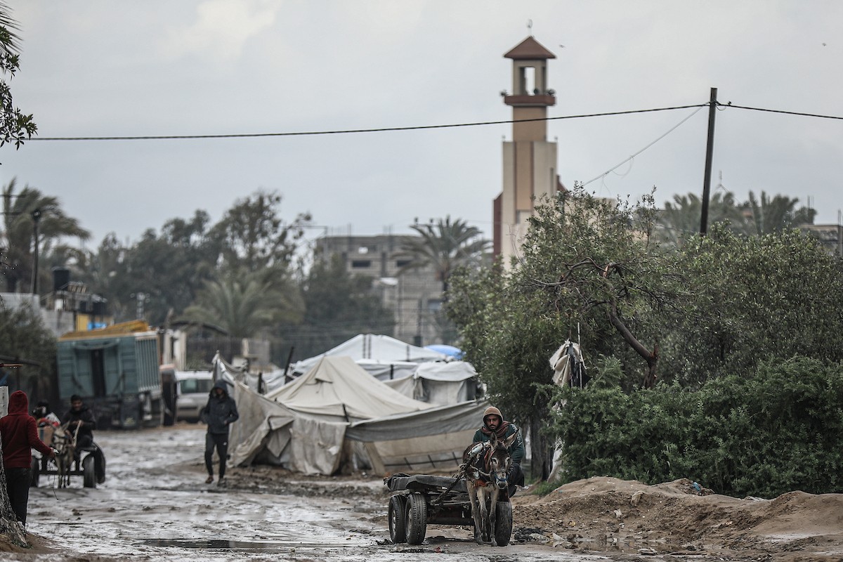 تواصل العائلات الفلسطينية النازحة المقيمة في مخيم الزوايدة وسط قطاع غزة حياتها اليومية في ظل ظروف قاسية داخل خيام متهالكة لا توفر أي حماية أو دفء من برد الشتاء القارس، 18 يناير/كانون الثاني 2026. صورة: رمزي أبو عامر