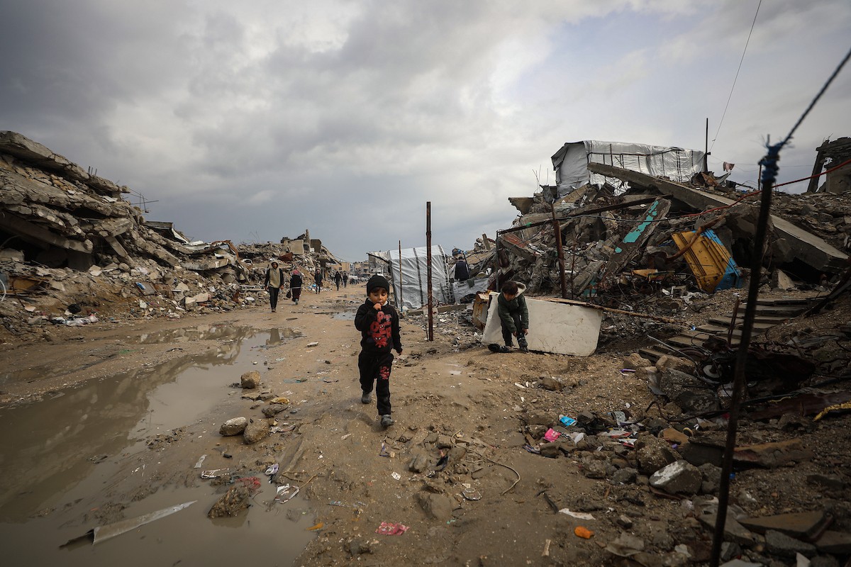 يواصل الفلسطينيون النازحون، الذين لجأوا إلى خيام مؤقتة ومدارس أو منازل متضررة بشدة، حياتهم وسط الأزمة الإنسانية المستمرة الناجمة عن الحصار الإسرائيلي في مخيم جباليا، شمال قطاع غزة، في 18 يناير/كانون الثاني 2026. صورة: عمر أشتوي