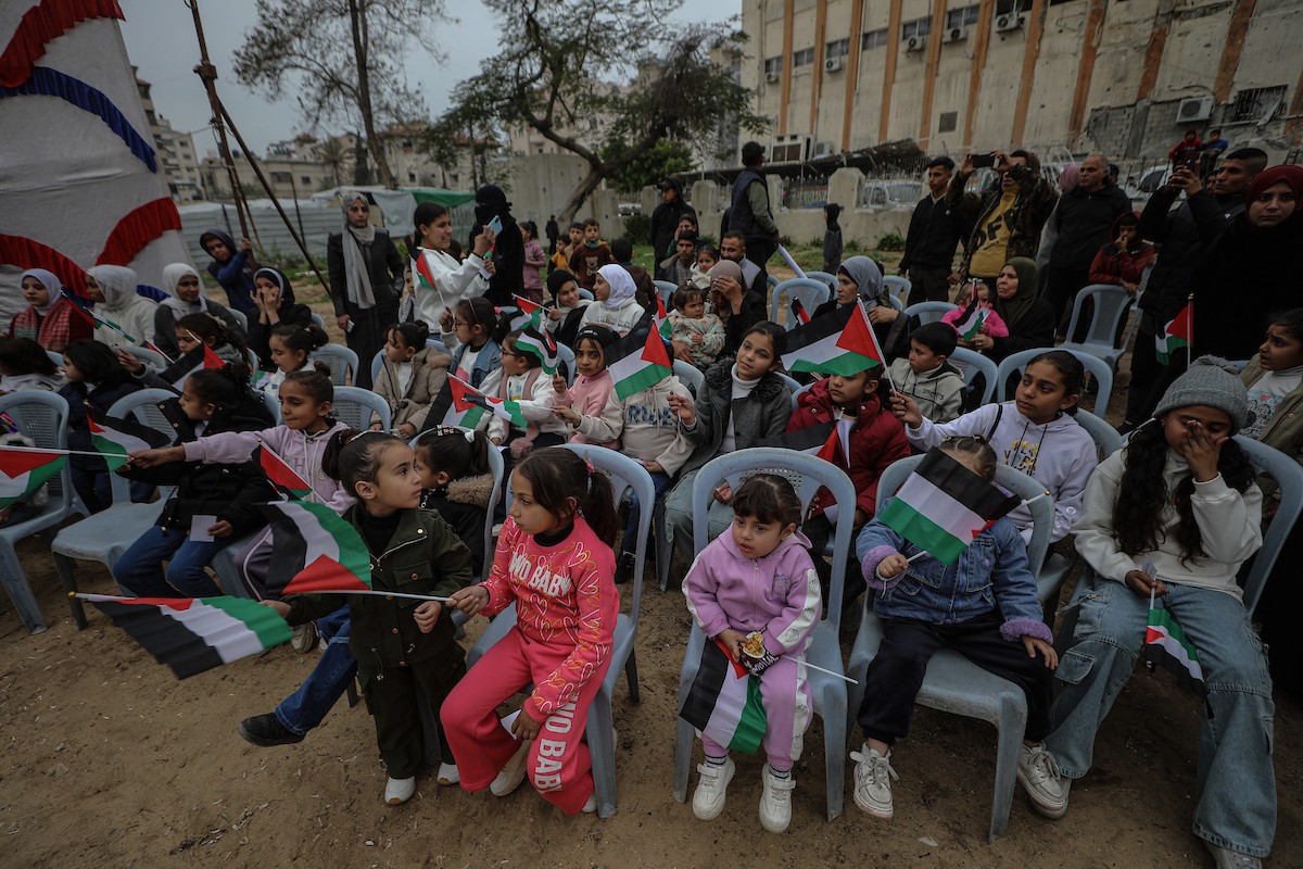 ناجون، جميعهم بلا عائلات، يشاركون في فعالية ترفيهية خاصة في الحديقة العامة بمدينة غزة، 22 يناير/كانون الثاني 2026. تصوير: عمر أشتوي