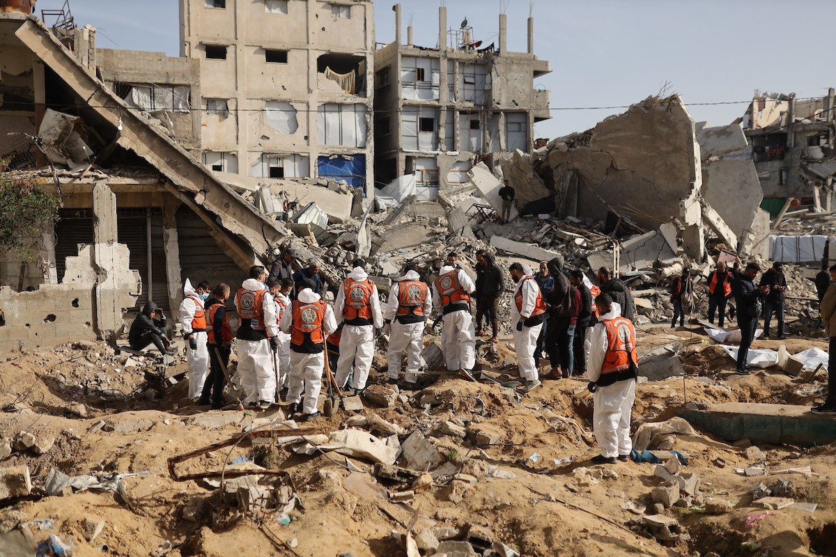 استخراج رفات 50 شهيدا دفنت خلال حرب الإبادة على قطاع غزة، من مقبرة مؤقتة في ساحات مسجد صلاح الدين بحي الزيتون، لنقلها إلى مقبرة دائمة في مدينة غزة، 25 يناير/كانون الثاني 2026. صورة: عمر أشتوي