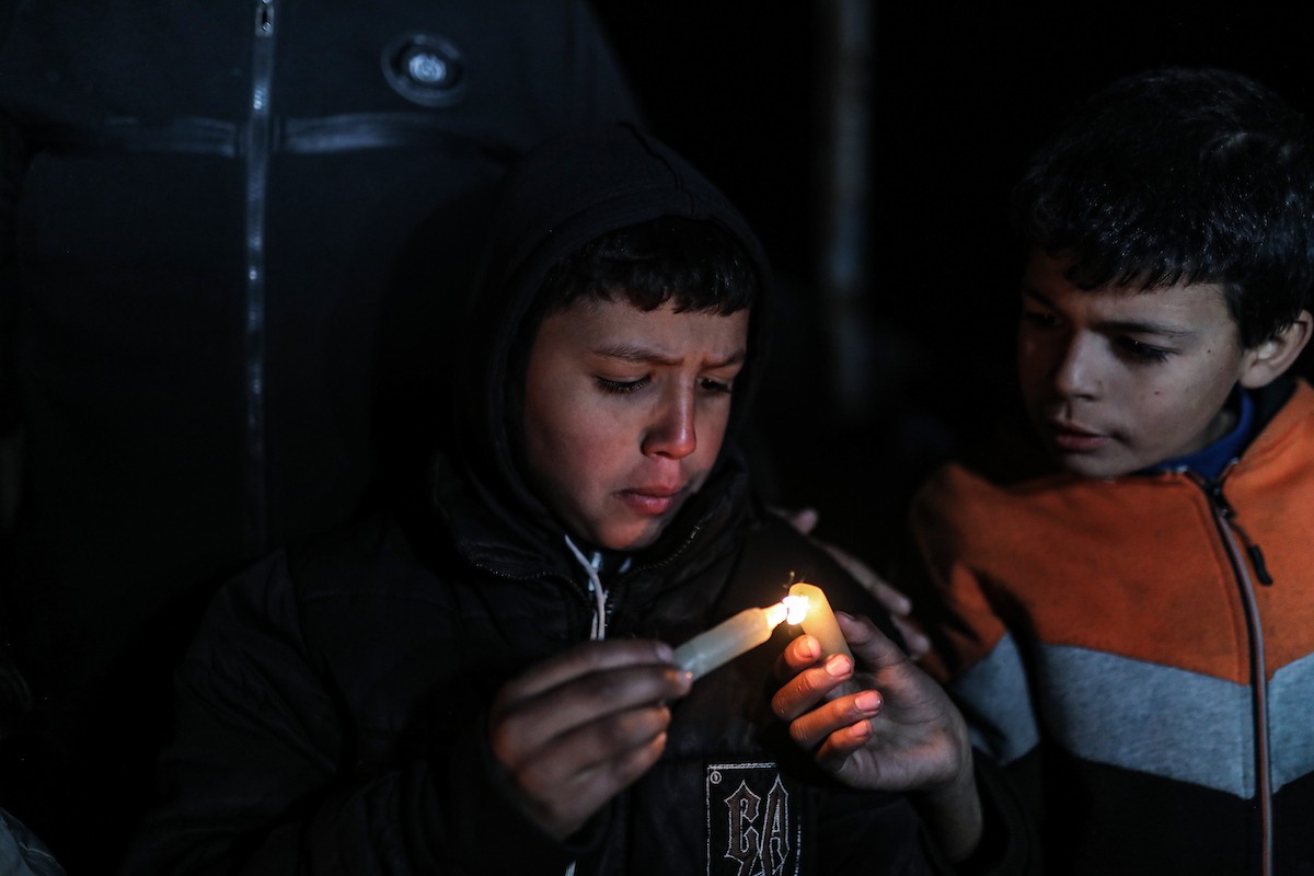 أطفال في وقفة احتجاجية في مخيم الشاطئ غرب مدينة غزة ليلة رأس السنة الميلادية 2026، 1 يناير/كانون الثاني 2026. تصوير: عمر أشتوي