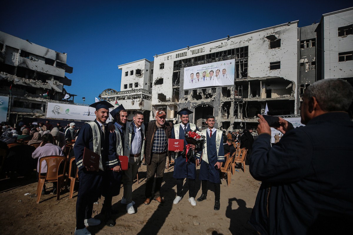 حفل تخرج لـ ٢٣٠ طالبًا وطالبةً في كلية الطب بمجمع الشفاء الطبي (مستشفى الشفاء)، الذي تضرر بشدة جراء الهجمات العسكرية الإسرائيلية على مدينة غزة في ٣ يناير/كانون الثاني ٢٠٢٦. صورة: عمر أشتوي