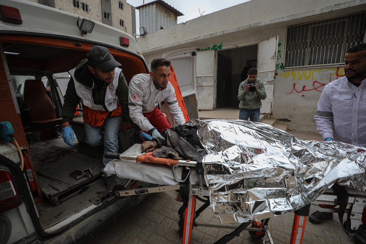 وصلت جثامين أربعة مواطنين إلى مستشفى الشفاء. قُتلوا في هجوم إسرائيلي استهدف مجموعة من المدنيين جنوب حي الزيتون في مدينة غزة. 22 يناير/كانون الثاني 2026 . صورة: عمر أشتوي