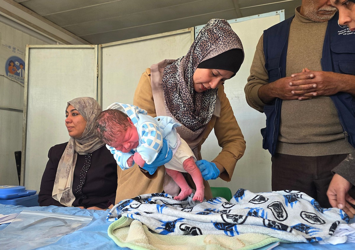 يتلقى الأطفال (دون سن الثالثة) التطعيمات في مستشفى ناصر بخان يونس جنوب قطاع غزة، 18 يناير/كانون الثاني 2026.تصوير: طارق محمد