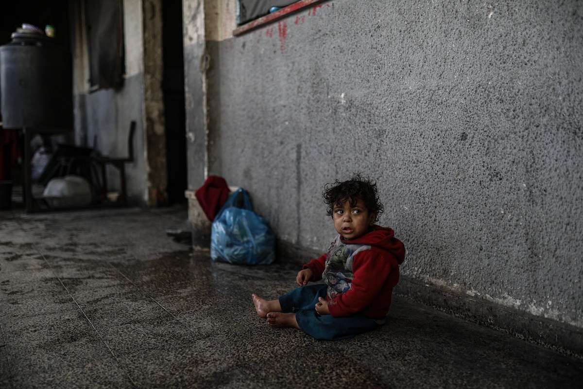 عائلات فلسطينية نزحت جراء الهجمات الإسرائيلية منذ 7 أكتوبر/تشرين الأول 2023، تأوي إلى مدرسة تابعة لوكالة الأونروا في حي تل الهوى بمدينة غزة. 26 يناير/كانون الثاني 2026، بعدسة عمر أشتوي