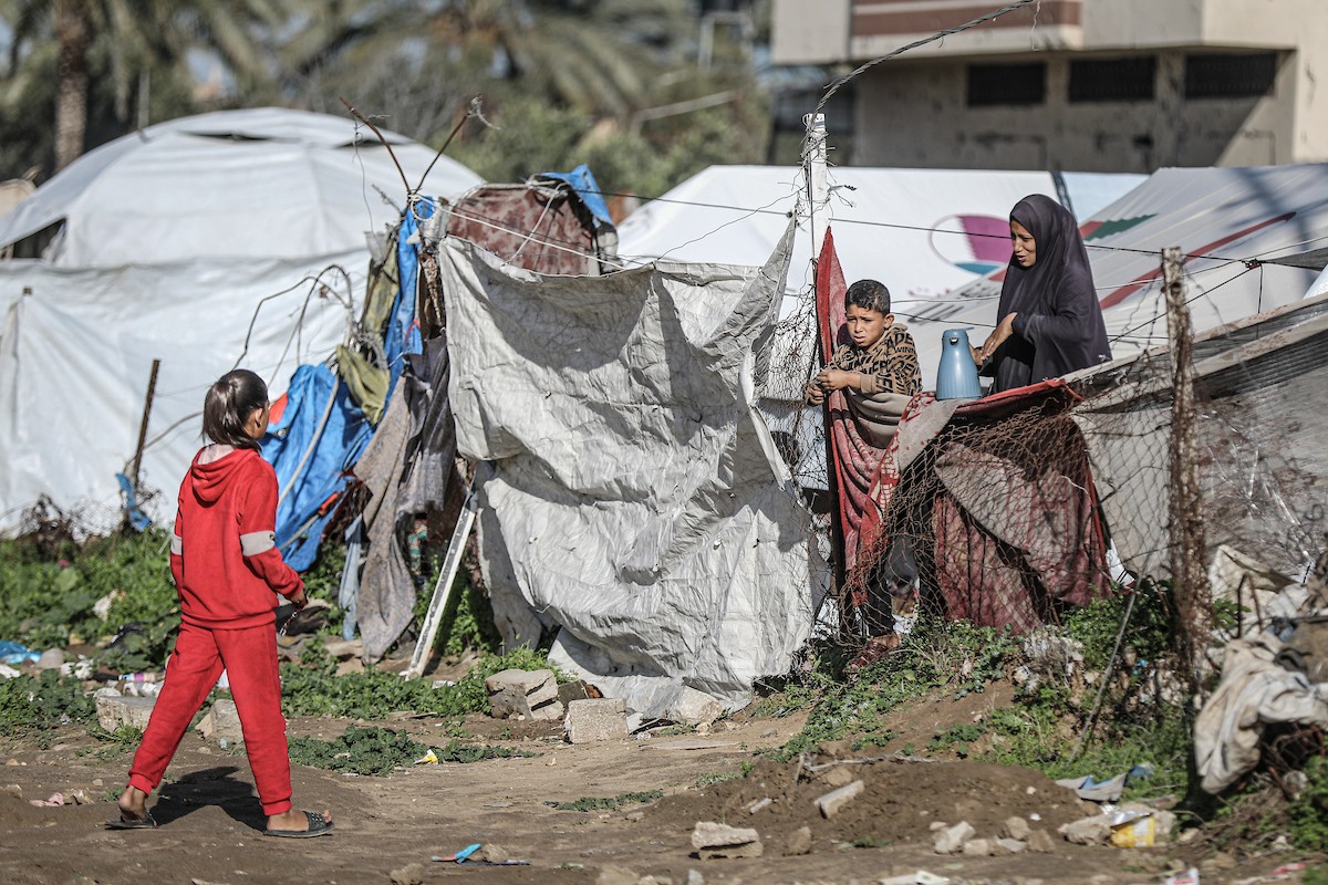 عائلات فلسطينية نازحة تكافح من أجل البقاء في ظروف قاسية بمخيم النصيرات للاجئين وسط قطاع غزة، 29 يناير/كانون الثاني 2026.صورة: رمزي أبو عامر