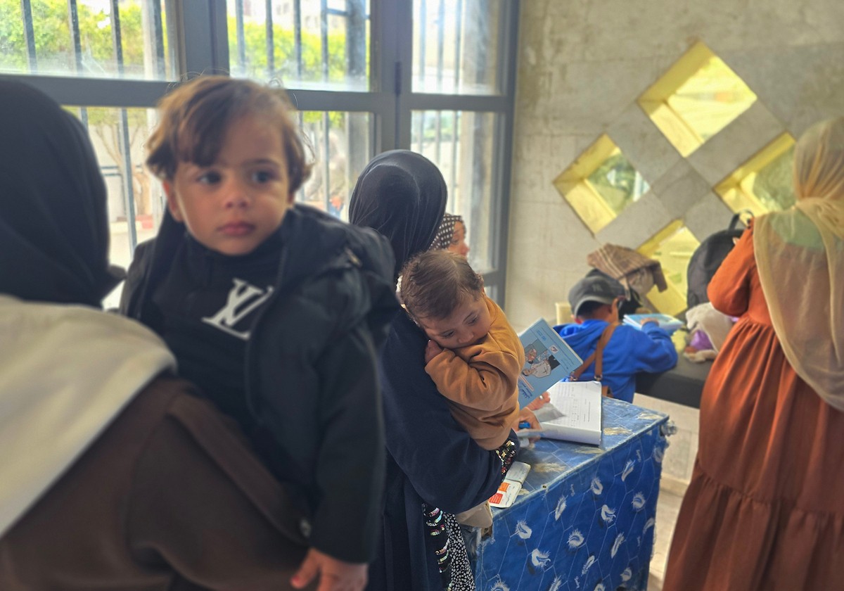 يتلقى الأطفال (دون سن الثالثة) التطعيمات في مستشفى ناصر بخان يونس جنوب قطاع غزة، 18 يناير/كانون الثاني 2026.تصوير: طارق محمد