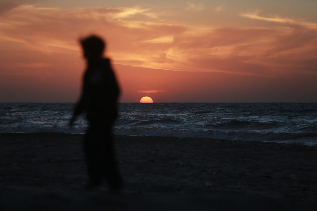 فلسطينيون يودعون عام 2025 بكتابة 2026 على رمال شاطئ غزة، 31 ديسمبركانون الأول 2025. صورة عمر أشتوي