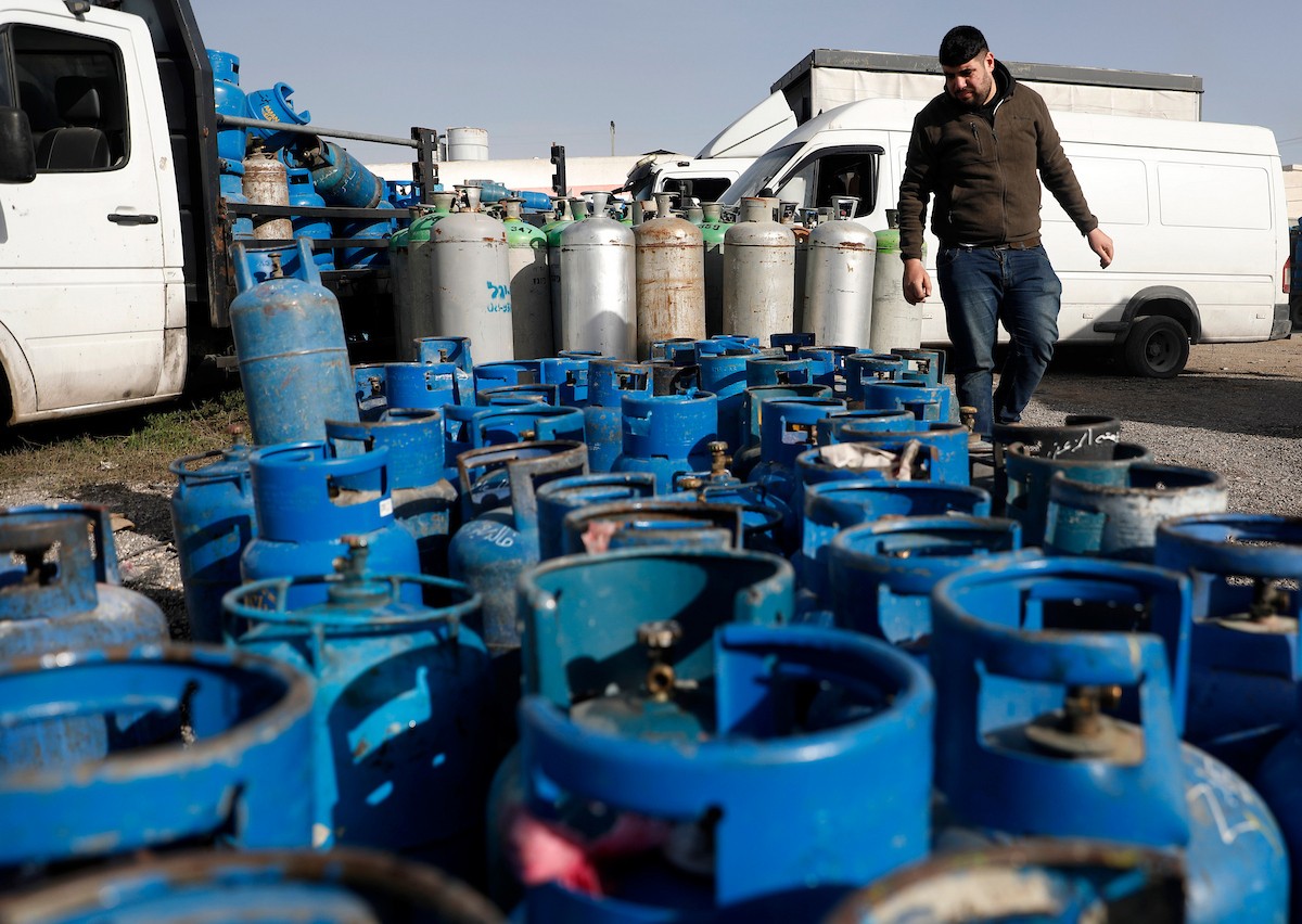 اصطفّ المواطنون في طوابير طويلة أمام محطات تعبئة الغاز في الخليل، وسط مخاوف من تفاقم أزمة نقص الغاز في الضفة الغربية،، 25 يناير/كانون الثاني 2026. صورة: مأمون وزواز