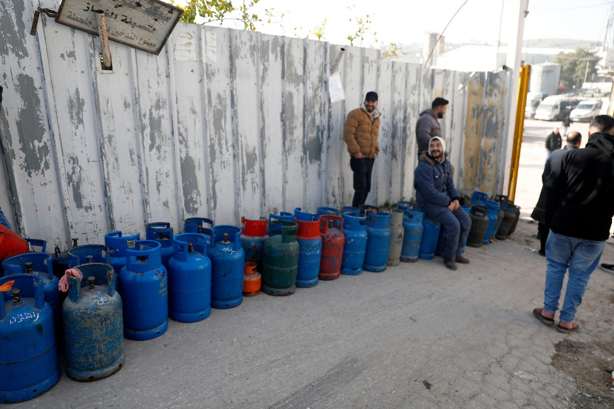 اصطفّ المواطنون في طوابير طويلة أمام محطات تعبئة الغاز في الخليل، وسط مخاوف من تفاقم أزمة نقص الغاز في الضفة الغربية،، 25 يناير/كانون الثاني 2026. صورة: مأمون وزواز