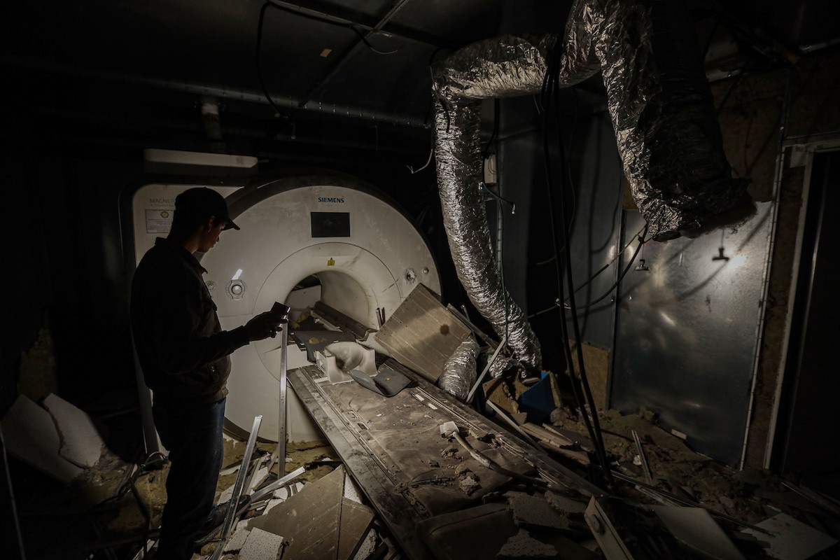 مستشفى الشفاء في غزة يفتقر إلى المعدات الطبية وتحديدًا جهاز التصوير بالرنين المغناطيسي، بعد أن دمّر الجيش الإسرائيلي معظم المعدات خلال الحرب، 31 ديسمبر/كانون الأول 2025. صورة: عمر أشتوي