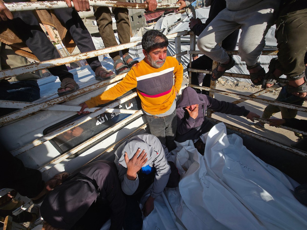 ينعى الفلسطينيون أرواح ذويهم بعد أن استهدفت القوات الإسرائيلية خيمةً تؤوي نازحين مدنيين بطائرة مسيرة في خان يونس جنوب قطاع غزة في 31 يناير/كانون الثاني 2026. (صورة: طارق محمد)