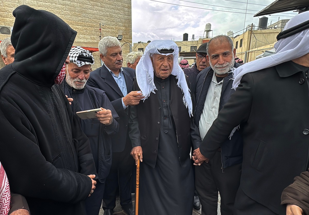  التجمع الوطني للقبائل والعشائر والعائلات الفلسطينية ينظم وقفة  في دير البلح دعمًا للجنة الوطنية الفلسطينية لإدارة قطاع غزة، ١٨ يناير/كانون ثاني ٢٠٢٦. صورة: أحمد إبراهيم
